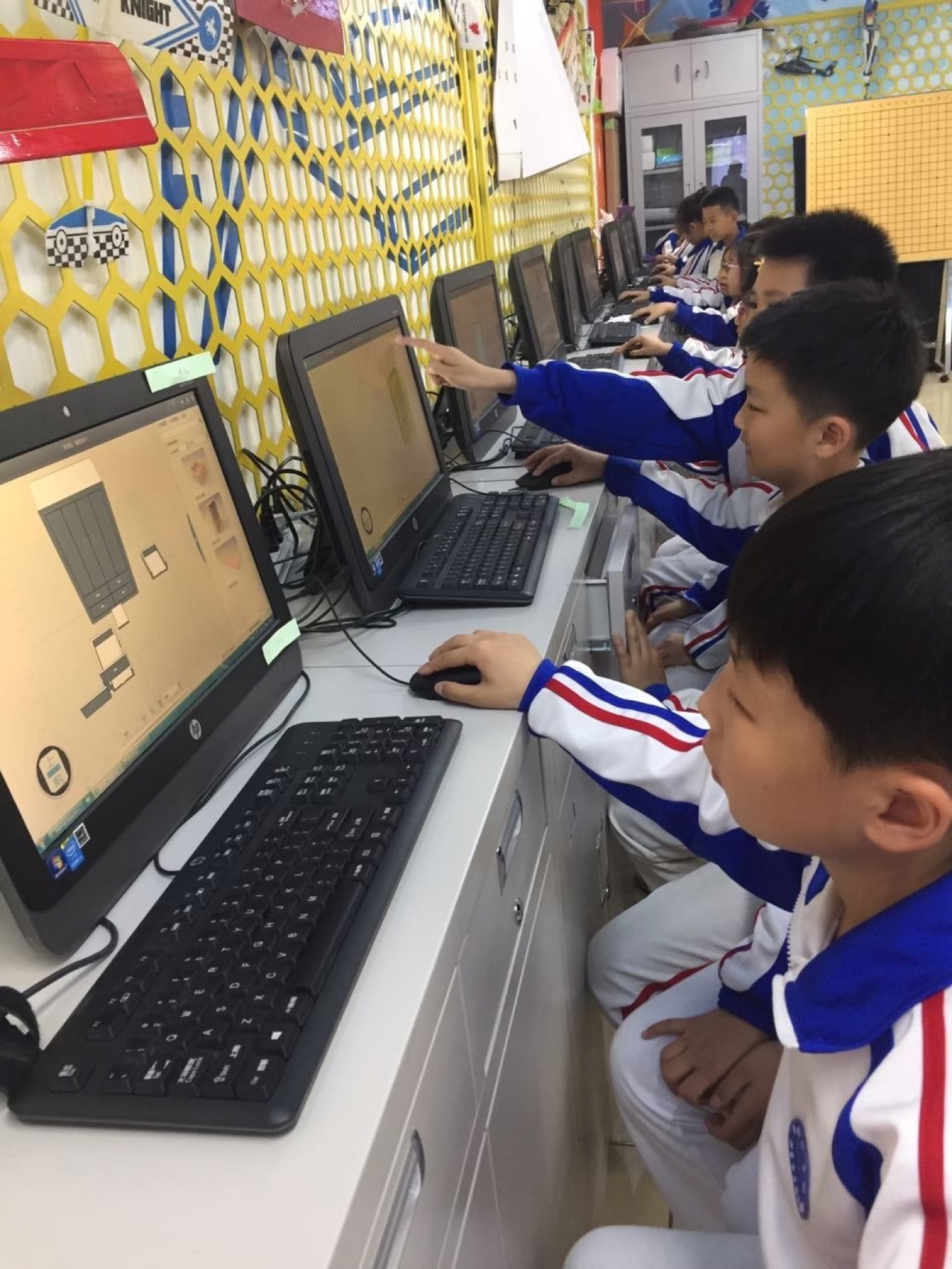学生在 3D 打印课程中进行建模操作