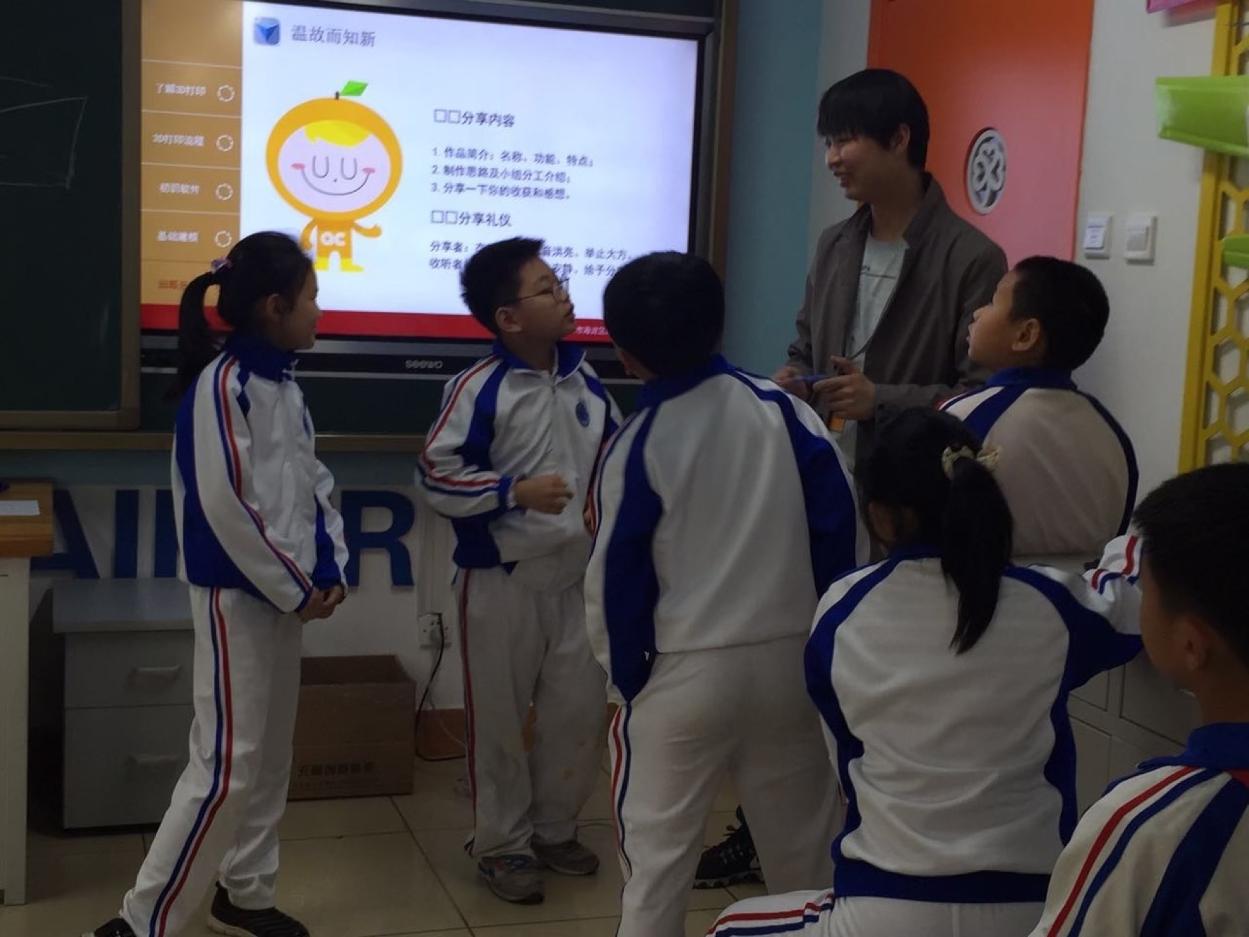 杨全乐在编程教育课堂与学生交流